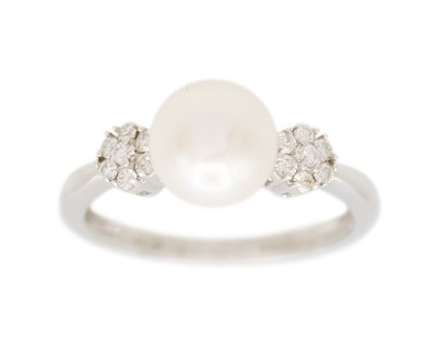 Lot 3 - A 9k white gold, cultured pearl, and diamond ring.
