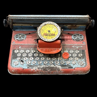Lot 98 - A vintage Mettype Junior children's typewriter.