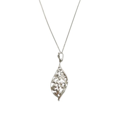 Lot 126 - A silver leaf-shaped pendant on a silver chain.