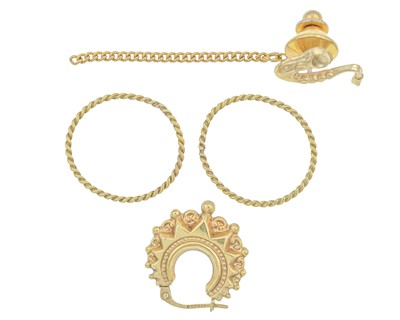 Lot 78 - An assortment of gold jewellery items.