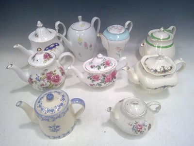 Lot 138 - A Selection of Tea and Coffee Pots.