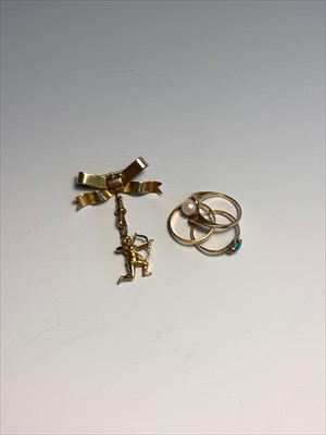 Lot 2593 - Three gold rings, a gold bow clip brooch and a...