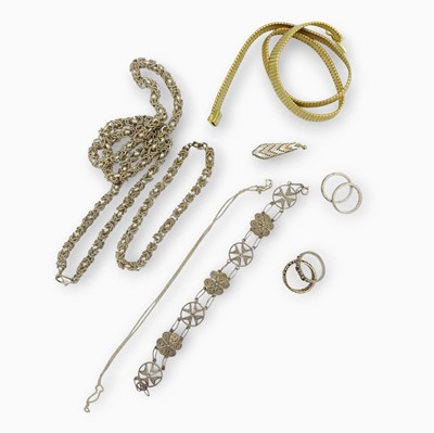 Lot 138 - An assortment of silver and costume jewellery items.