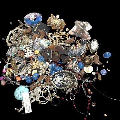 Lot 199 - A selection of costume jewellery, beads, white...