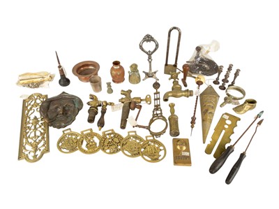 Lot 159 - A mixed lot of metalwares.