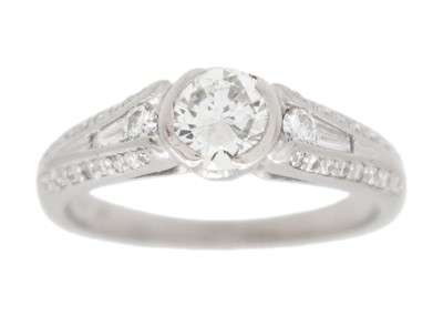 Lot 49 - An 18k white gold and platinum diamond ring.