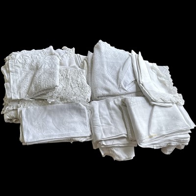 Lot 165 - A selection of vintage linen and lace.