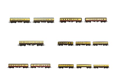 Lot 332 - 'OO Gauge' Coaches x13.