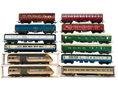 Lot 373 - Misc. 'OO Gauge' Railway Carriages and Engine.