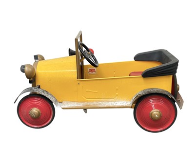 Lot 379 - A vintage official Brum toy peddle car.