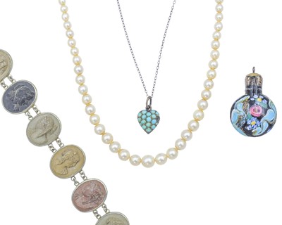 Lot 148 - An assortment of jewellery items.