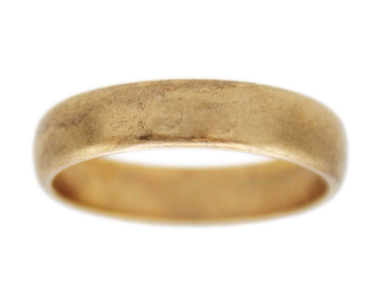 Lot 25 - A 9k gold band ring.