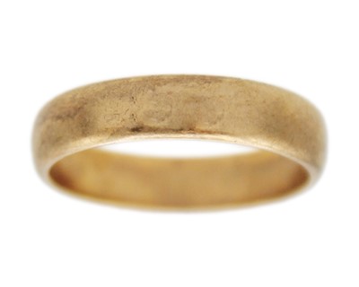 Lot 25 - A 9k gold band ring.