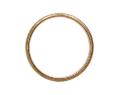 Lot 25 - A 9k gold band ring.