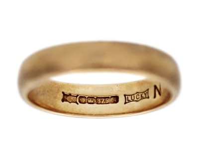 Lot 25 - A 9k gold band ring.