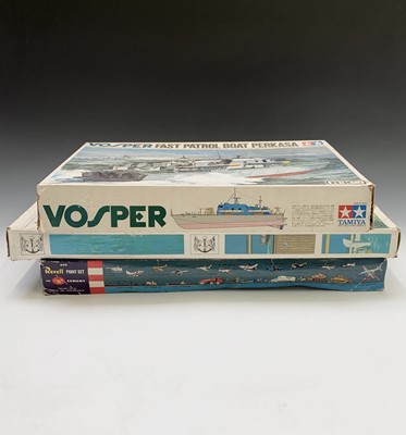 Lot 529 - Model kits. 3 model kits comprising: A Revell...