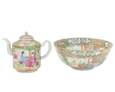 Lot 541 - A late 19th/early 20th century Canton famille rose teapot.