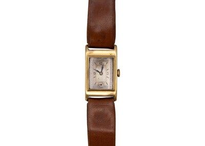 Lot 220 - OMEGA - An Art Deco 9k 1930's rectangular gentleman's manual wind wristwatch.