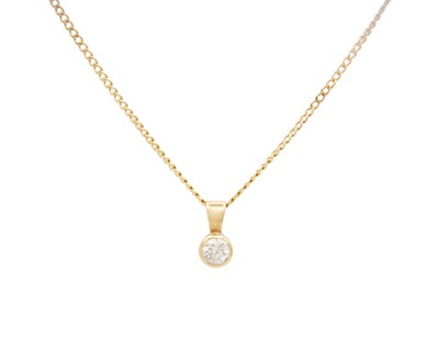 Lot 100 - A 9k yellow gold 0.25ct diamond solitaire pendant on a 9k fine curb link 16.75" neck chain.
