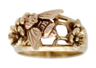 Lot 181 - A 9k bi-colour gold bee on a flower design ring.