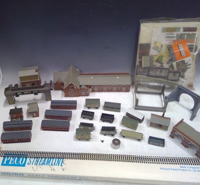 Lot 119 - A Selection of 00 Gauge Track, Carriages and...