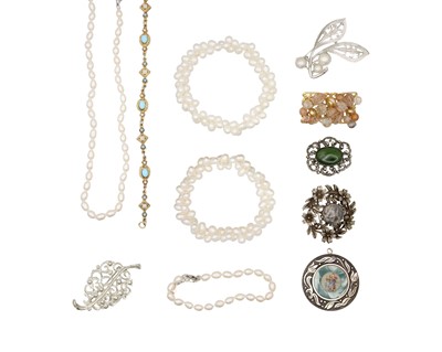 Lot 8 - An assortment of costume jewellery items.