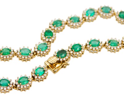 Lot 5 - An exquisite emerald and diamond bracelet in 18k yellow gold.