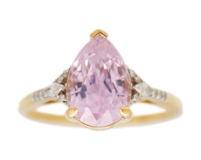 Lot 87 - LORIQUE - A Mawi kunzite and diamond 18k gold dress ring.