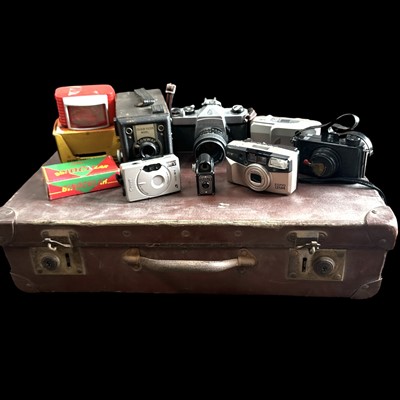 Lot 104 - A selection of photographic equipment,...