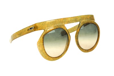 Lot 347 - CHRISTIAN DIOR - A pair of 2030 model sunglasses.