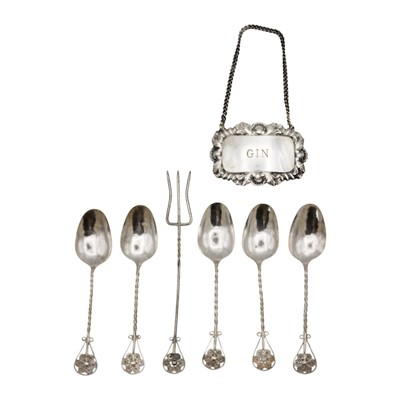 Lot 156 - A silver (tested) GIN spirit label, and a a set of five filigree spoons and pickle fork.