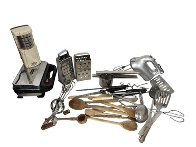 Lot 137 - A collection of vintage kitchenware.