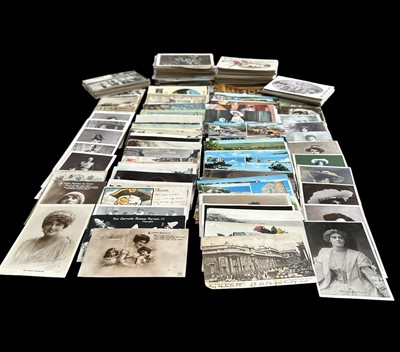 Lot 142 - A selection of vintage postcards.
