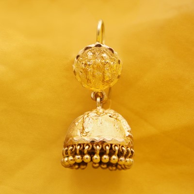 Lot 47 - A single traditional Indian 22k gold Jhumka earring.
