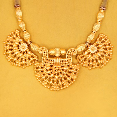 Lot 35 - A traditional Indian 22k stamped gold Pankhi Haar necklace.