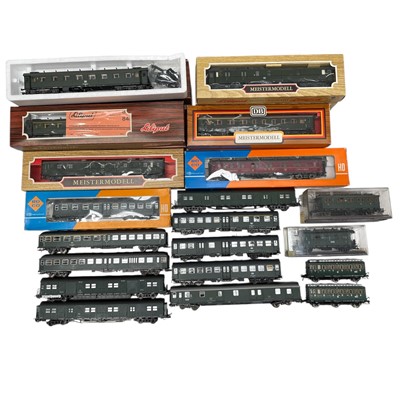Lot 8 - H0/00 model railway Passenger Coaches....