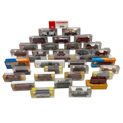 Lot 177 - H0/00 Model Railway Wagons including a Rowa...