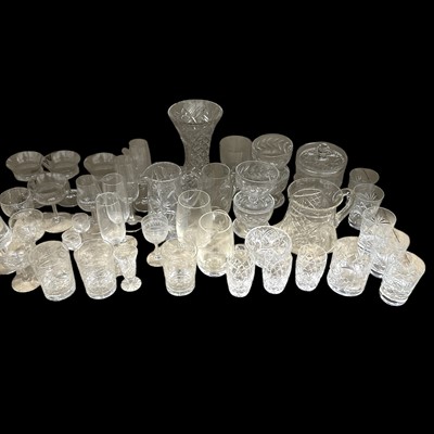 Lot 119 - A selection of glass/crystalware.