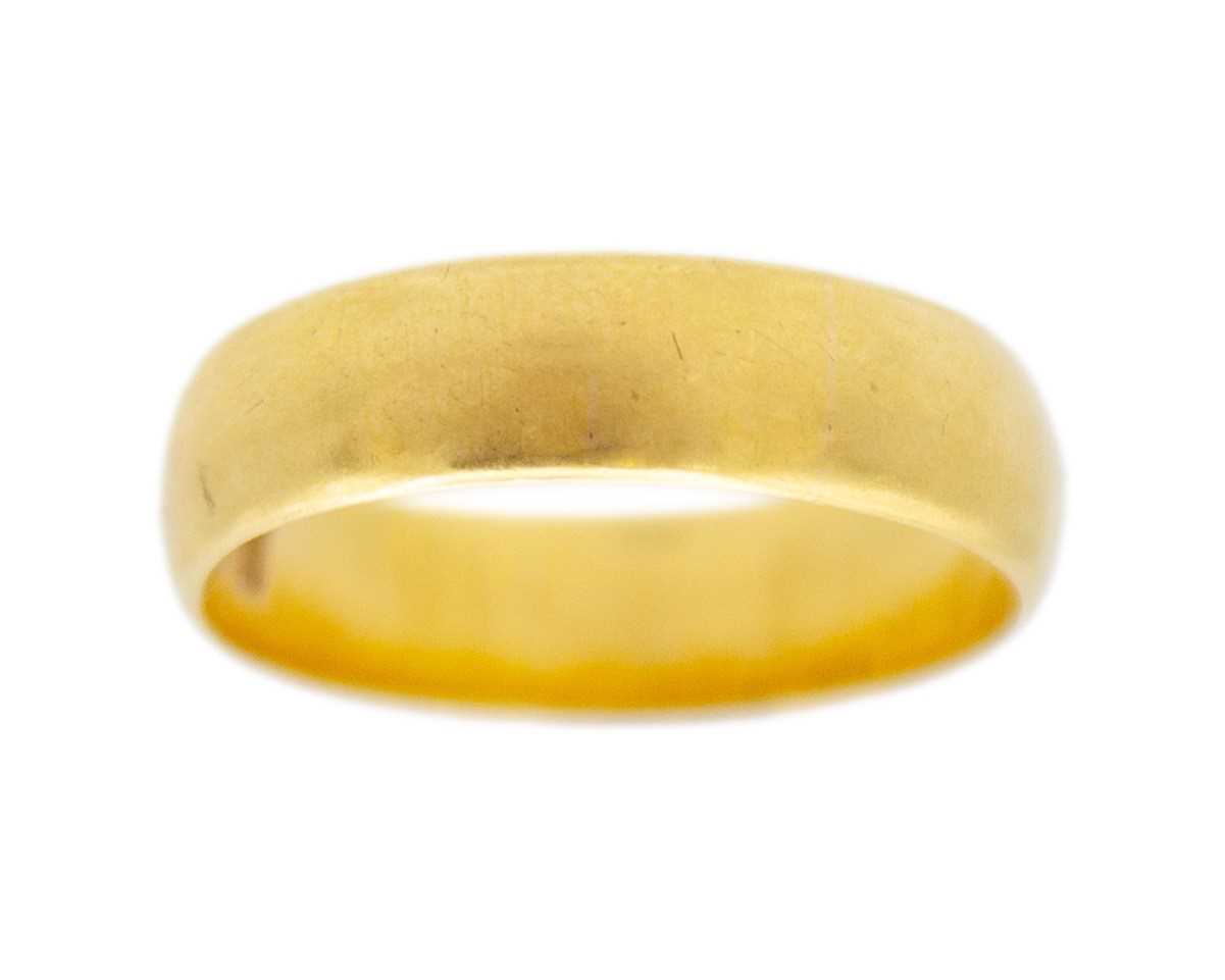 Lot 2 - A 22k hallmarked gold band ring.