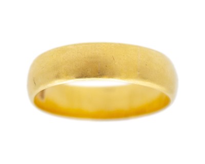 Lot 2 - A 22k hallmarked gold band ring.