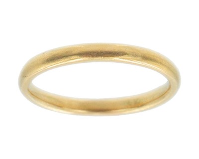Lot 79 - A 22k hallmarked gold band ring.