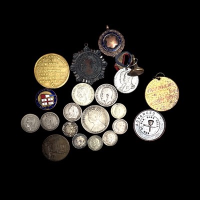 Lot 131 - A selection of silver coins and commemorative...