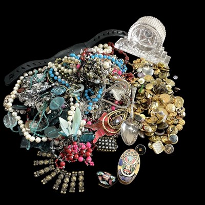 Lot 32 - A collection of costume jewellery, buttons,...
