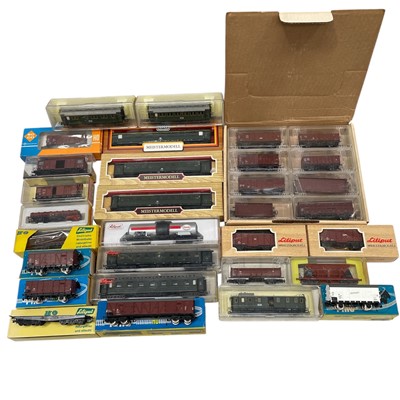 Lot 19 - H0/00 model Coaches and Goods wagons by...