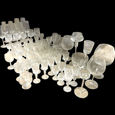 Lot 65 - A selection of glass and crystalware.