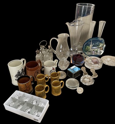 Lot 37 - A selection of glass and ceramics, including...
