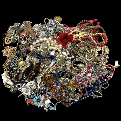 Lot 76 - A selection of yellow/white metal jewellery...