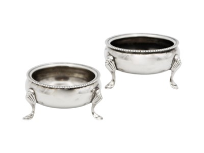 Lot 125 - A pair of Edwardian circular salts by Goldsmiths & Silversmiths Co. Ltd.