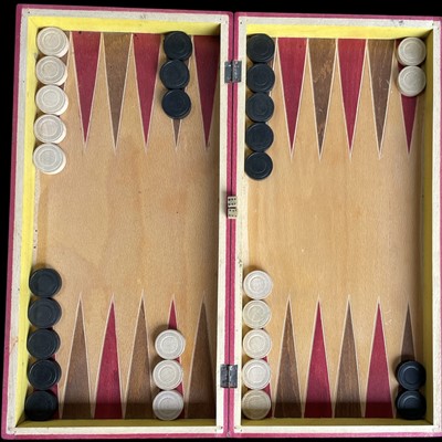 Lot 168 - A vintage chess and backgammon set in wood, 39...
