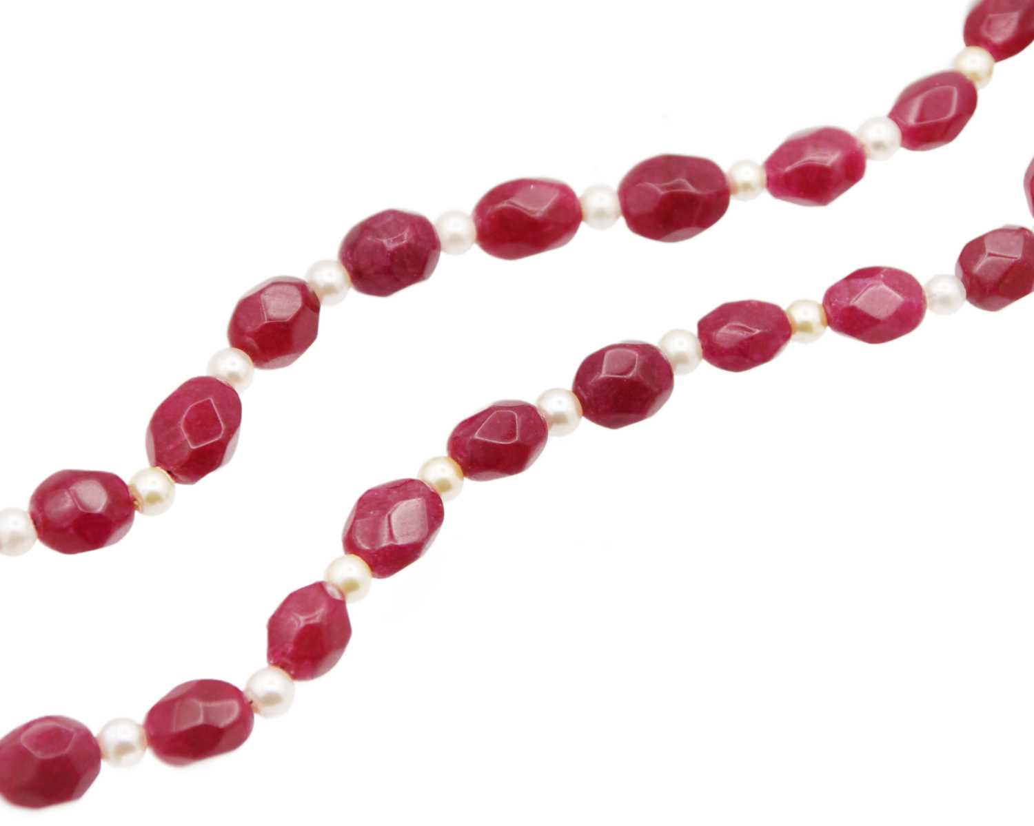 Lot 32 - A dyed quartz and faux pearl bead necklace.